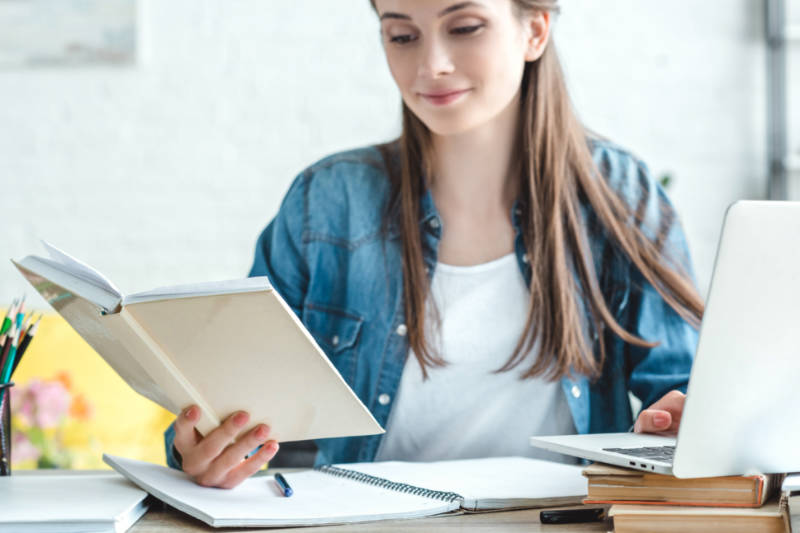 Estudante analisando as últimas provas do concurso PCDF