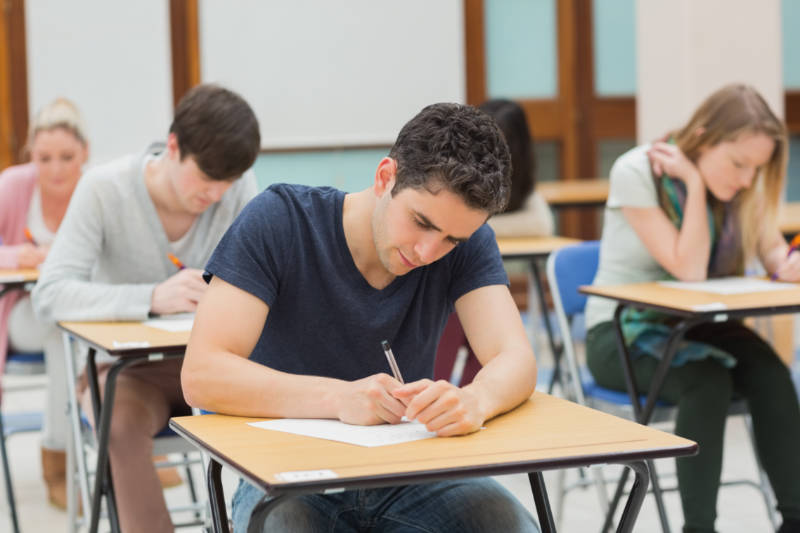 Estudante fazendo prova do concurso PGDF