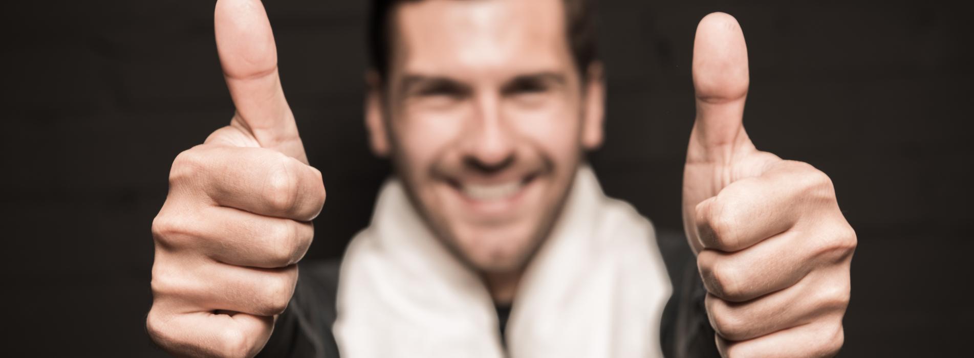 Homem feliz com o concurso da PCDF 